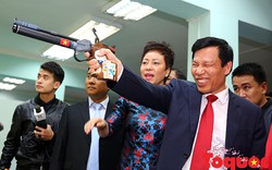Bộ trưởng Nguyễn Ngọc Thiện bắn súng khai xuân