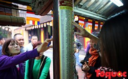 Mướt mồ hôi xếp hàng đăng ký “dâng sao giải hạn” ở chùa Phúc Khánh
