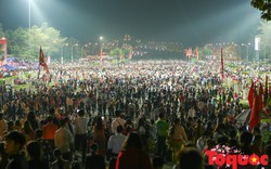 Hàng ngàn người đổ về từ trong đêm chờ ngày Giỗ tổ