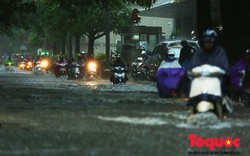 Hà Nội mưa lớn, phố phường thành sông