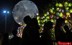 Độc đáo đèn “siêu trăng” lớn nhất Việt Nam