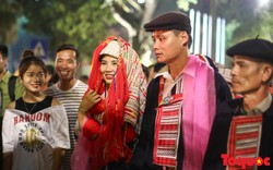 Hà Nội: Độc đáo lễ cưới của người Dao đỏ tổ chức giữa phố đi bộ Hồ Hoàn Kiếm