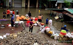 Nghệ An: Tiểu thương chợ Vinh khóc ròng vì hàng hóa tiền tỷ biến thành rác sau lũ