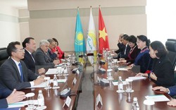 Chủ tịch Quốc hội gặp lãnh đạo đảng cầm quyền tại Kazakhstan