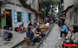 Hà Nội: Khách du lịch nước ngoài thích thú ngồi quán cafe đường tàu có 1-0-2 
