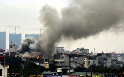 Hà Nội: Đang cháy lớn trên phố Lạc Nghiệp, khói đen bốc cao hàng chục mét