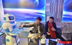 Hà Nội: Quán cà phê dùng tiếp viên robot phục vụ đồ uống cho khách 