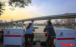 Người dân Thủ đô thích thú thử nghiệm xe đạp lọc nước bên hồ Hoàng Cầu