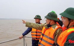 Phó Thủ tướng thị sát vùng neo trú tầu thuyền tại Sóc Trăng trước khi đón bão 