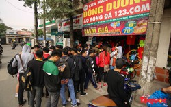 Đội nắng hàng giờ đồng hồ nhận áo U23 Việt Nam