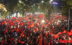 Cờ đỏ sao vàng tràn ngập phố phường ăn mừng chiến thắng của U23 Việt Nam