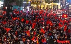 Người dân TP HCM: “Vui sao nước mắt lại trào“