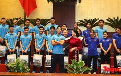 Cử chỉ thân thương, xúc động của Chủ tịch Quốc hội Nguyễn Thị Kim Ngân dành tặng đội tuyển U23 Việt Nam