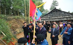 Chủ tịch nước Trần Đại Quang dựng cây nêu, đánh yến cùng đồng bào các dân tộc