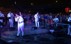 Nữ thủy thủ Mỹ hòa giọng với người dân Đà Nẵng hát “Nối vòng tay lớn“