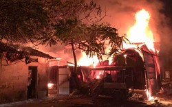 Hà Nội: Cháy nhà xưởng ở phố Định Công, công nhân hốt hoảng bê đồ đạc tháo chạy