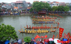 Hàng vạn người đội mưa cổ vũ đua thuyền hội làng Đăm