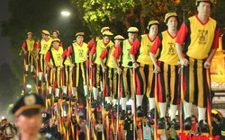 Đoàn “người khổng lồ” xuất hiện tại phố đi bộ Hồ Hoàn Kiếm