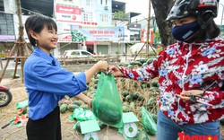 Sáng sớm, người Hà Nội lao đi  “giải cứu” dưa hấu giúp nông dân