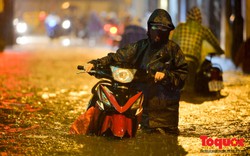 Sau cơn mưa lớn, đường phố Hà Nội ngập trong biển nước