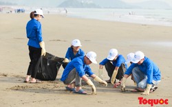 Hàng nghìn người trẻ tham gia chung tay làm sạch biển miền Trung