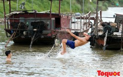Hà Nội: “Thót tim” với cảnh trẻ em đùa nghịch trên sông Hồng