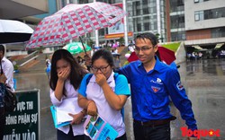 Sinh viên tình nguyện nhường ô, áo mưa cho sĩ tử dự thi