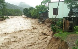 Nước lũ tràn về, nhiều huyện của Nghệ An bị cô lập