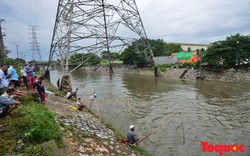 Sau cơn mưa dông, người Hà Nội đổ xô ra sông bắt cá 