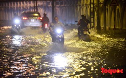Sau cơn mưa lớn, nhiều tuyến phố Hà Nội lại thành sông