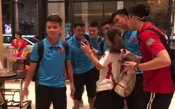 Người hâm mộ bắt tay chúc mừng các cầu thủ U23 Việt Nam ngay khi về khách sạn