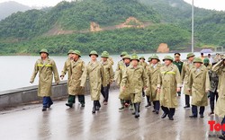  Phó Thủ tướng Trịnh Đình Dũng  thị sát việc ứng phó bão số 4 tại Thanh Hóa