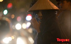 Người dân chen chân đội mưa về chùa Phúc Khánh dự lễ Vu Lan 2018