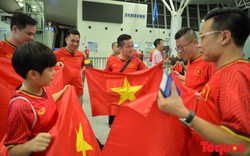 CĐV Việt Nam nhuộm đỏ sân bay Nội Bài trước khi sang Indonesia “tiếp lửa” cho Olympic Việt Nam