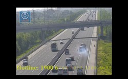 Clip:  Xe cứu hộ bất ngờ nổ lốp văng hai bánh trên cao tốc Hà Nội - Hải Phòng