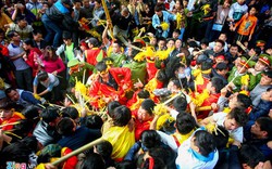 Hàng nghìn người cướp lộc hoa tre hội Gióng