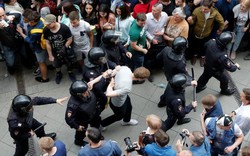 Nga bắt quy mô lớn thủ lĩnh đối lập và gần 1000 người biểu tình