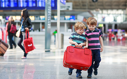 Vì sao không nên đưa trẻ đi du lịch khi còn quá nhỏ?