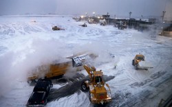 Sân bay Mỹ “đảo lộn” với bão tuyết và vỡ ống nước