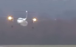 Pha hạ cánh thót tim của Eurowings giữa gió ngược 112km/h