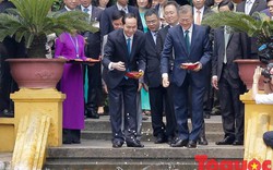 Cận cảnh Tổng thống Hàn Quốc cho cá ăn tại khu di tích Chủ tịch Hồ Chí Minh