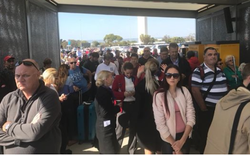 Sơ tán khẩn hàng trăm khách tại sân bay Australia