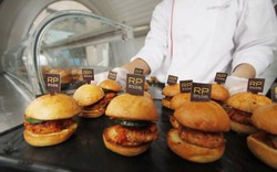 Người dân Singapore “quét sạch” 250 mini burger Trump-Kim miễn phí trong 25 phút
