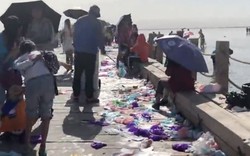 Hồ muối nổi tiếng Trung Quốc lâm nguy vì rác thải nhựa du khách bỏ lại