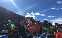 Đường lên núi Phú Sĩ, Nhật Bản: Du khách gây tắc nghẽn nghiêm trọng