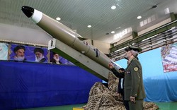 Giữa tâm bão vùng Vịnh, Iran ra mắt tên lửa trên tàu chiến