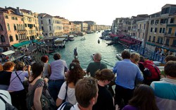 Venice có thể phạt khách tới 13 triệu VNĐ vì ngồi sai nơi quy định