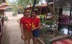 Nữ CĐV Lào háo hức cổ vũ cho đội tuyển U23 Việt Nam 