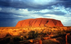 Australia giải cứu 3 du khách mắc kẹt trên núi đá Uluru 11 tiếng
