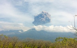 Indonesia: 400 du khách bị mắc kẹt do núi lửa Barujari phun trào